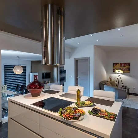 Spacious Luxury With Sea View Apartman *