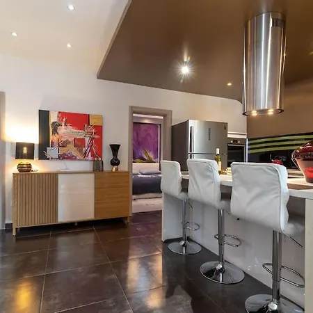 Spacious Luxury With Sea View شقة *