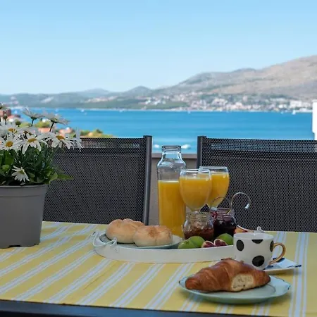 Spacious Luxury With Sea View شقة *